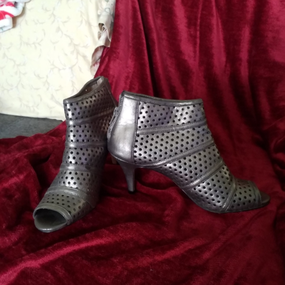 Shoes - Picture 2 of 4